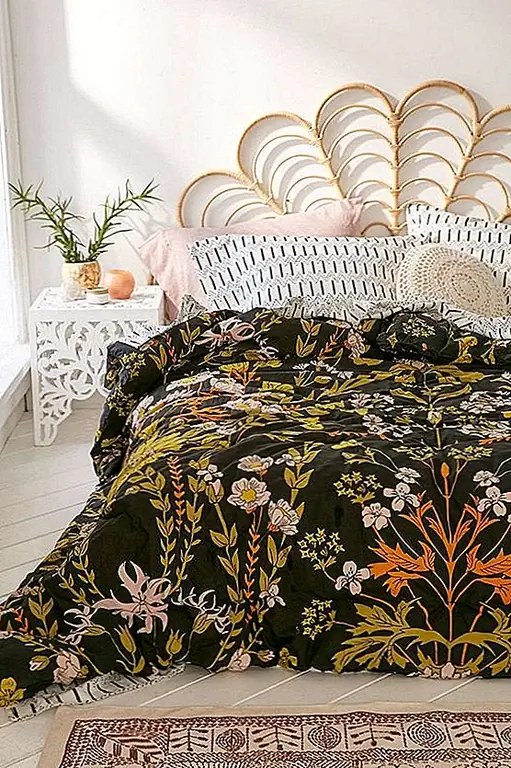 Вот довольно утешитель, это именно то, что вы заказали в Shabby Chic, но Boho. У этого есть все цвета спальни Потертой Chic, плюс темные тона и наброшенные цветы, чтобы сделать это просто щепоткой богемной. (через городские экипировщики)