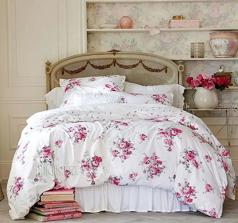 Во время поиска постельных принадлежностей Shabby Chic вы неизбежно столкнетесь с розами. Но если вы убедитесь, что эти розы немного и далеко друг от друга, они могут подчеркнуть стиль в вашей спальне, а не подавлять ее. (через Target)