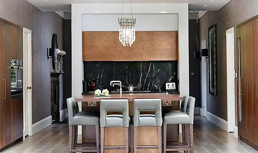 Мраморный backsplash - прекрасный фон для обеденного стола. Хотя пространство мало, этот элемент делает весь состав похожим на стильное и хорошо сбалансированное целое. {Найдено на alexmaguirephotography}.