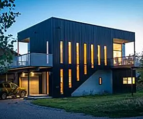 Box-Like Home с узкими окнами и скалолазанием