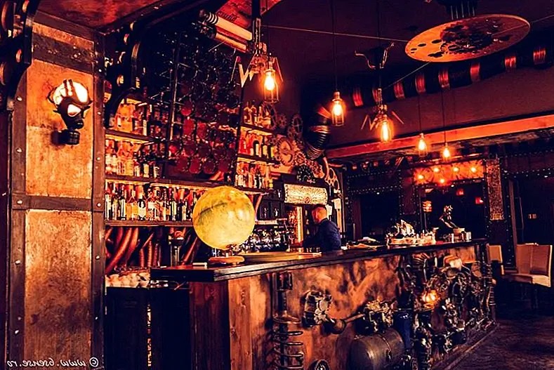 Кофейный магазин Steampunk Comes To Life Through Kinetic Energy