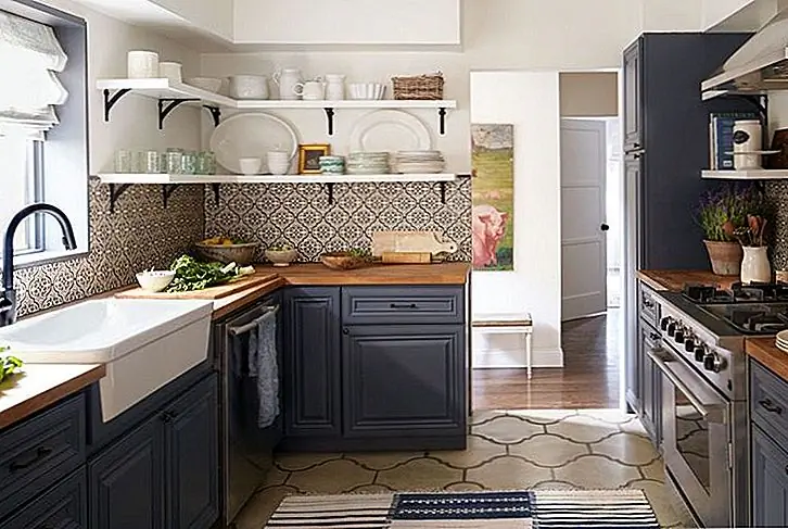 Если вы думаете, что шаблонный backsplash не будет выглядеть красиво на открытых полках на вашей кухне, подумайте еще раз. Выбор шаблона с цветами, которые дополняют ваши шкафы, и те темы, которые вы приобрели на своей кухне, будут привлекать только глаза на полки и дисплей ваших блюд. (через страну проживания)