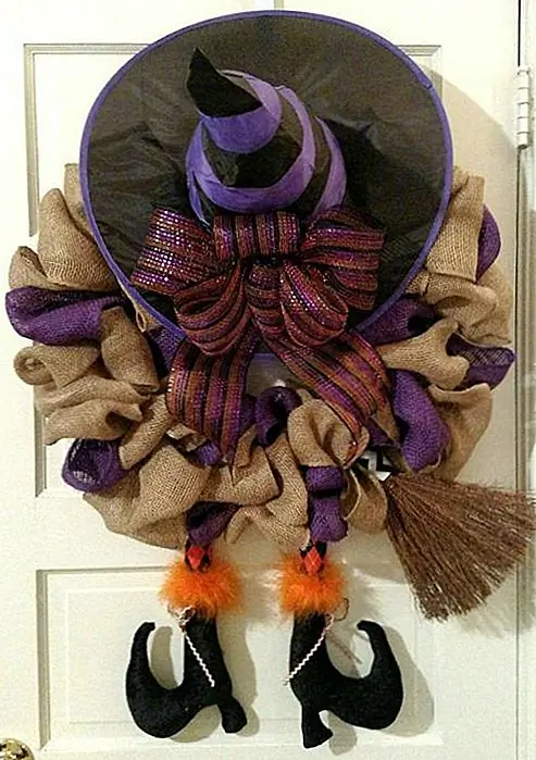 Венок ведьмы, представленный на Howtomakeaburlapwreath, немного отличается, но определенно в теме с темой. Чтобы сделать что-то подобное, вам понадобится каркас из проволочного венка, ручка метлы, колдунья и ноги / обувь, цветочная проволока, лента, лента для мешков и оранжевая сетчатая лента, а также некоторые молнии. После того, как вы прикроете венок мешковиной, используя галстуки, прикрепите шляпу, метлу и ноги ведьмы.