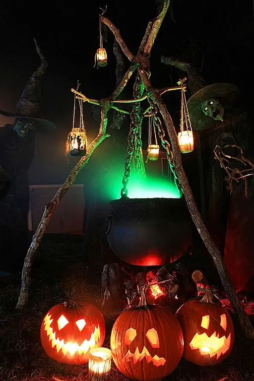 Или как насчет сцены, показанной на Grimhollowhaunt? Он сосредоточен вокруг котла, и он действительно выглядит жутким, со всеми этими тыквенными фонарями и светильниками. Такая конструкция начинается с котла, некоторой цепи, чтобы вы могли повесить ее и три больших ветви дерева для поддержки, которая ее удерживает. Как только эти вещи на месте, вы можете добавить все другие детали, такие как тыквы, скелеты и фонари.