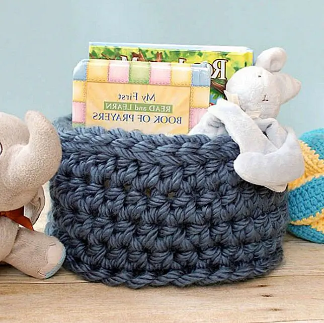 Slouchy корзины являются лучшим видом хранения для детских садов и детских садов. Их легко сделать, и нет острых краев, чтобы нанести вред маленьким людям. Найдите пряжу, соответствующую вашей цветовой гамме, и вставьте в корзину эту простую корзину, которая идеально подходит для хранения необходимых вещей. (через лепестки к пикотам)