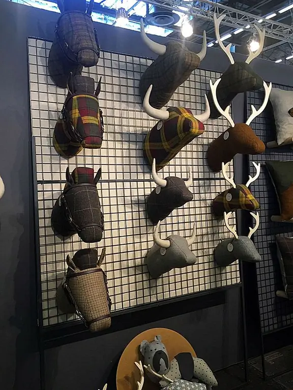 Ткань «taxidermy» с участием монтируемых головок животных является отличным компромиссом в стиле малыша. Их природа - это больше чучела животных, чем охотничье животное, и они выглядят игривыми, все еще играя эту популярную тенденцию декора.