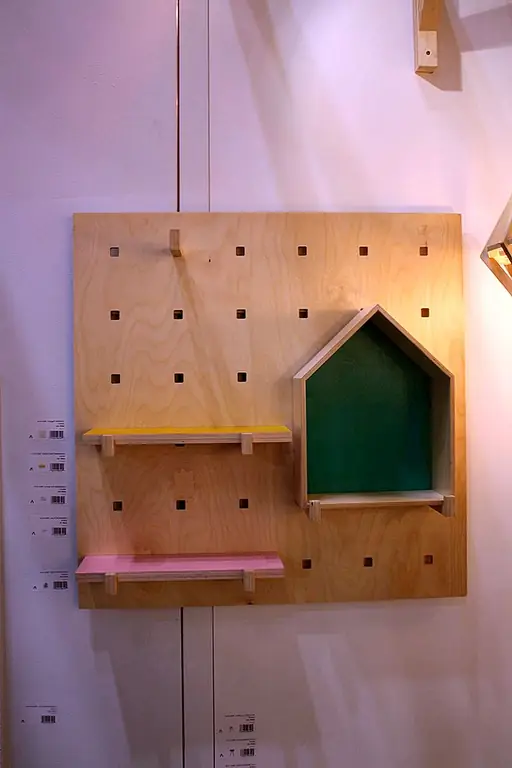 Что-то похожее на кукольный домик на стене с окружением pegboard - это веселая и уникальная творческая идея, которая сочетает в себе настоящие игрушки с настенным искусством. Бонус: он держит игрушки с пола (по крайней мере, теоретически) и делает кукольный домик «в облаках» гораздо более привлекательным, чем обычный кукольный домик на ковре.