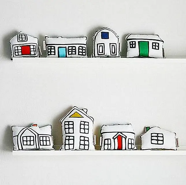 Маленькие пальцы, как плюшевые игрушки. Используя ткань BRITTEN HUS, этот крошечный плюшевый город - это просто простой проект шитья. И подумайте, как хорошо это будет с таблицей поездов выше! (через Грейпвайн Мамы)