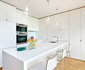 10 стильных функциональных кухонных островов
