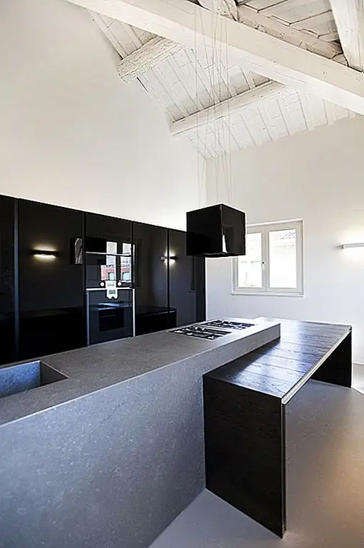 Для Loft B, частного дома в Ферраре, Италия, архитекторы Томаса Гизеллини спроектировали очень интересный и элегантный кухонный остров с твердым бетонным корпусом, а также деревянным расширением, которое можно использовать в качестве обеденного стола или подготовительной поверхности. Эти два контраста не только с точки зрения материала, но и цвета и текстуры. Дизайн прост, а также очень функциональный.
