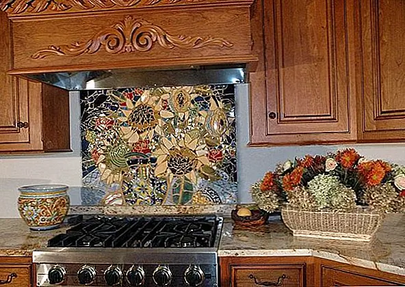 Если вы предпочтете не превращать всю область backsplash в фокусную точку, вы можете выбрать различные проекты и цвета для разных областей. Например, единственной важной частью здесь является площадь непосредственно перед плитой.