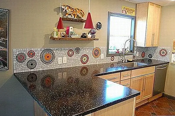 Мозаичный backsplash может выглядеть интересным даже без верхних шкафов. В зависимости от того, как он взаимодействует с остальной частью стены и с столешницей, контраст может быть сильным или очень слабым и почти несуществующим.