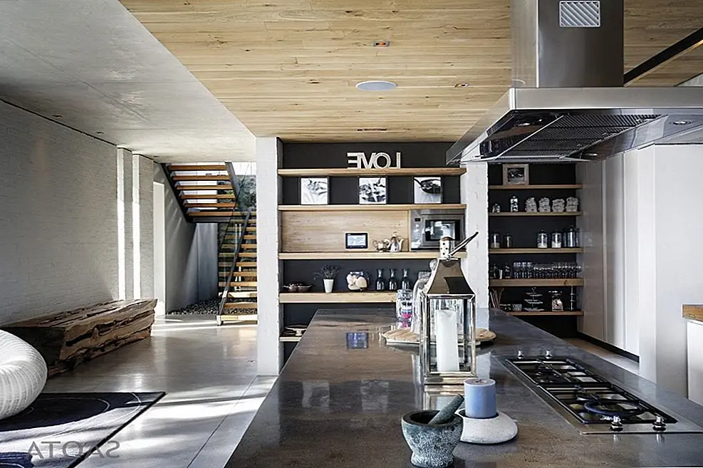 Glen 2961 by Saota - это проект с большой открытой кухней в еще большем открытом плане. Искусственный деревянный потолок ограничивает область как отдельную зону, но элементы включали ее ее дизайн, делая ее эклектичным пространством. Лестница выступает в качестве разделителя пространства.