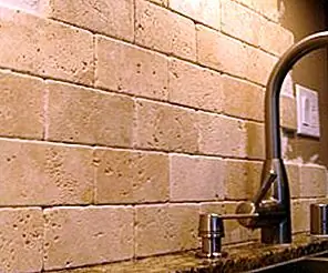 Идеи травертина Backsplash для ностальгических кухонных дизайнов