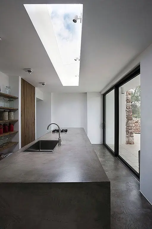 При проектировании Casa nel Bosco, резиденции, расположенной в Морчиано-ди-Леука, Италия, архитектор Лука Занароли хотел, чтобы он дополнил его окрестности, в частности оливковые деревья, присутствующие на этом участке. Для этого в доме использовались простые и традиционные материалы, из которых два - бетон и дерево.
