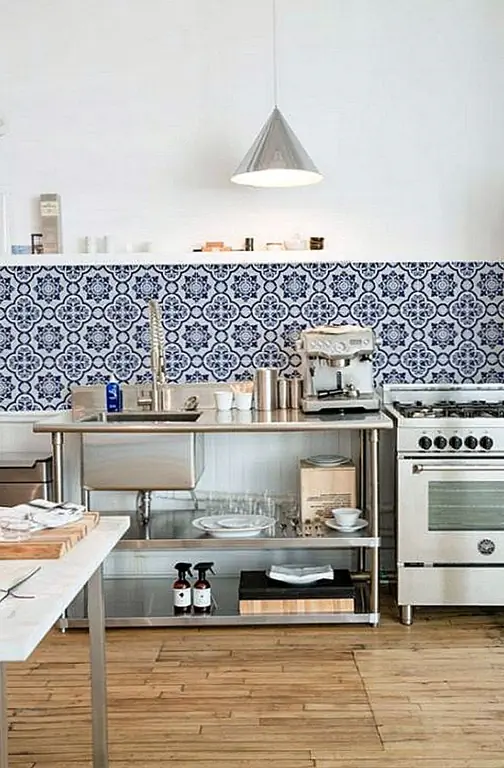 Как вы можете противостоять хорошим двум тонированным backsplash? Выберите образец, который дополняет цвет ваших шкафов и получайте удовольствие! Продовольственные блоггеры, качество вашей фотографии внезапно станет лучше. (через House Beautiful)