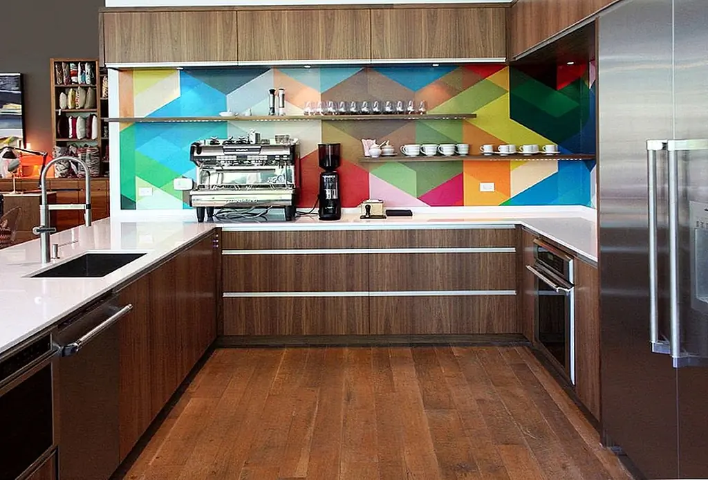 Хотя обычно двух или трех цветов достаточно, чтобы выделять backsplash, можно также использовать более вариационную палитру цветов. Этот дизайн яркий и яркий, без излишеств, и backsplash - это освежающая функция для коричневого декора. {Найден на honeawoodworks}.