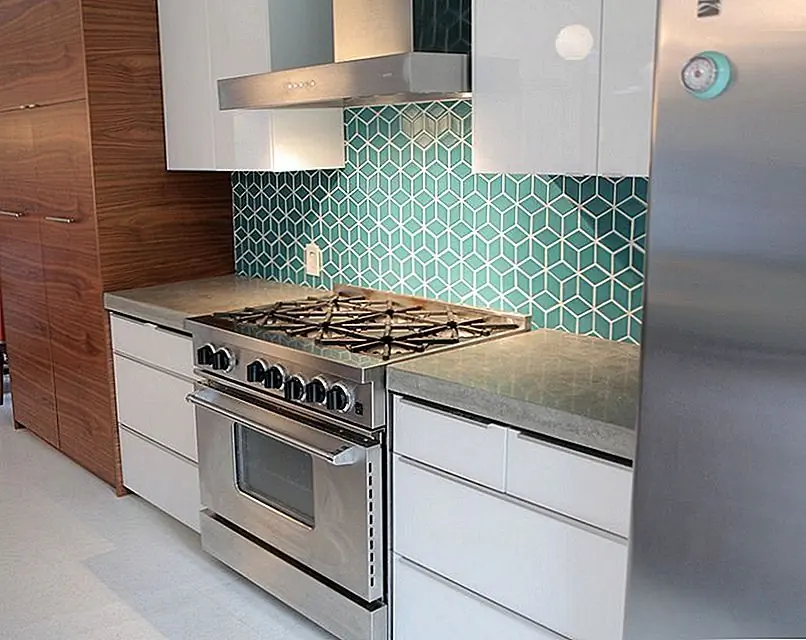 Но не все геометрические конструкции backsplash являются смелыми и причудливыми. Некоторые из них немного более традиционны, и это делает их более универсальными и способными удовлетворить больше стилей. Один из способов дать им более красочный цвет - это цвет. {Найден на destinationeichler}.