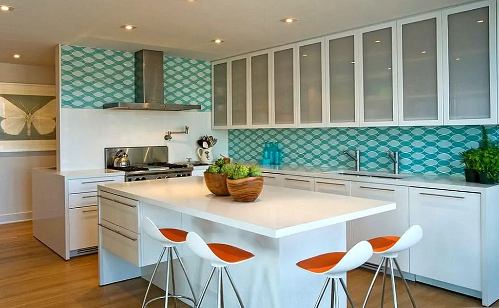Это тип backsplash, который кажется довольно простым и прямолинейным на расстоянии только для того, чтобы усложняться по мере приближения. Небольшие детали показывают, что они все больше трансформируют дизайн. {Found on dhd}.