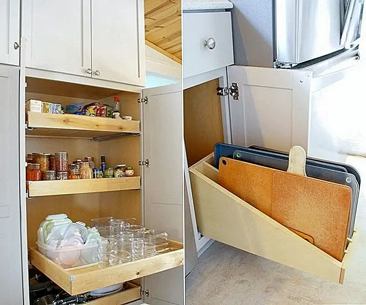 Как подчеркивается в Whisperwoodcottage, выносное хранилище чрезвычайно практично в кухнях. Рассмотрите выдвижные лотки вместо обычных фиксированных полок внутри шкафов. Таким образом, вы можете легко получить доступ к вещам, которые там хранятся, и вы также можете организовать все более практичным образом. Вместо того, чтобы вынимать все спереди, чтобы вы могли что-то достичь сзади, вы можете просто выдвинуть весь лоток для лучшего обзора.