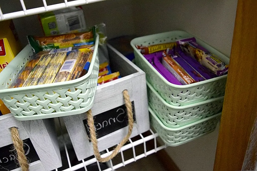 Поскольку я сгруппировал продукты вместе, я могу вытащить ящик и выбрать то, что мне нужно, не тратя время на то, чтобы рыться.