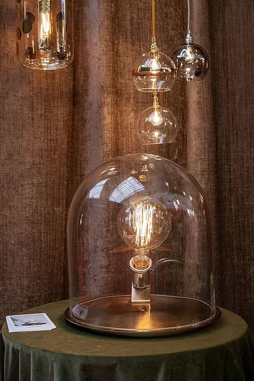 Лучший способ продемонстрировать красивую лампу Edison - это прозрачный абажур или не покрывать его каким-либо образом. Поскольку эти луковицы настолько красивы и интересны, они могут сделать прекрасные акценты и стать частью таких украшений, как этот.