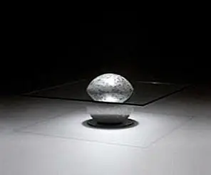 Таинственный стол La Luna от Liane Yaroslavsky Таинственный стол La Luna от Liane Yaroslavsky