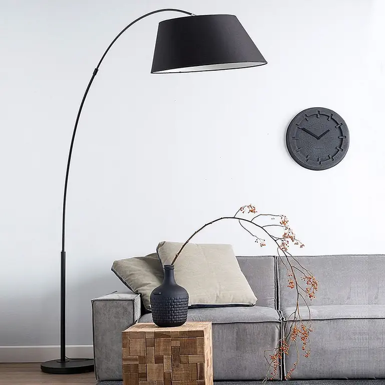 Классический дизайн Arc Floor Lamp дополнен тонкими элементами, намекающими на более современный и привлекательный внешний вид. Лампа имеет асимметричный оттенок и высокое и гладкое тело. Это тип напольного светильника, который может выглядеть красиво во множестве разных контекстов, например, над журнальным столиком гостиной или в углу спальни.