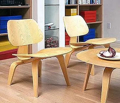 Кофейный столик Eames¬Æ - классический. Он был первоначально разработан в 1946 году и по-прежнему отражает подлинную красоту, с которой Чарльз и Рэй Имс начали экспериментировать более семи десятилетий назад. Столик представлен здесь в шикарной гостиной, наполненной мягкими линиями, нежными текстурами и закругленными формами. Легко также представить его в самых разных условиях.
