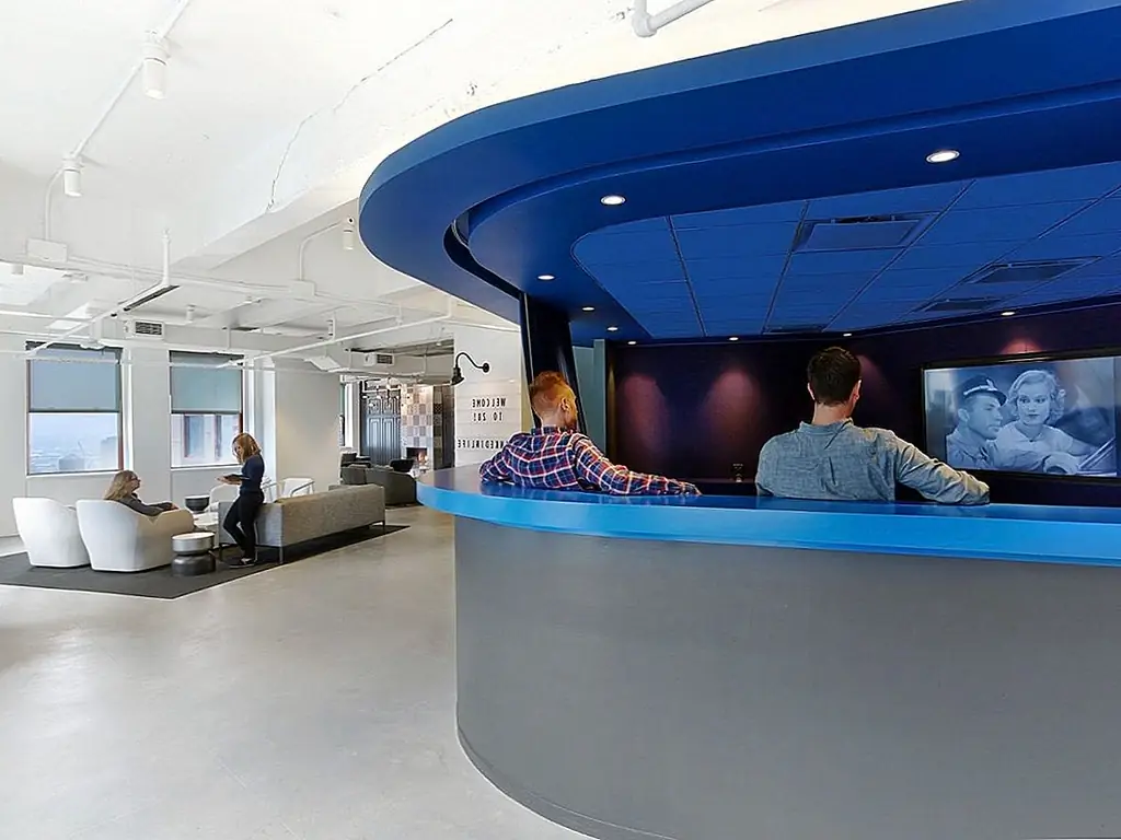 Рабочее пространство площадью 33 005 квадратных футов было спроектировано IA Interior Architects и изображениями Эрика Лайнеля, компании, которая воплощает цели и потребности своих клиентов в мощные проекты, созданные вокруг людей. Его дизайн-подход является интеллектуальным и призванным вдохновлять на диалог и сотрудничество. Цель команды - помочь клиентам сформулировать свои бизнес-стратегии и основные ценности при динамическом использовании пространства.