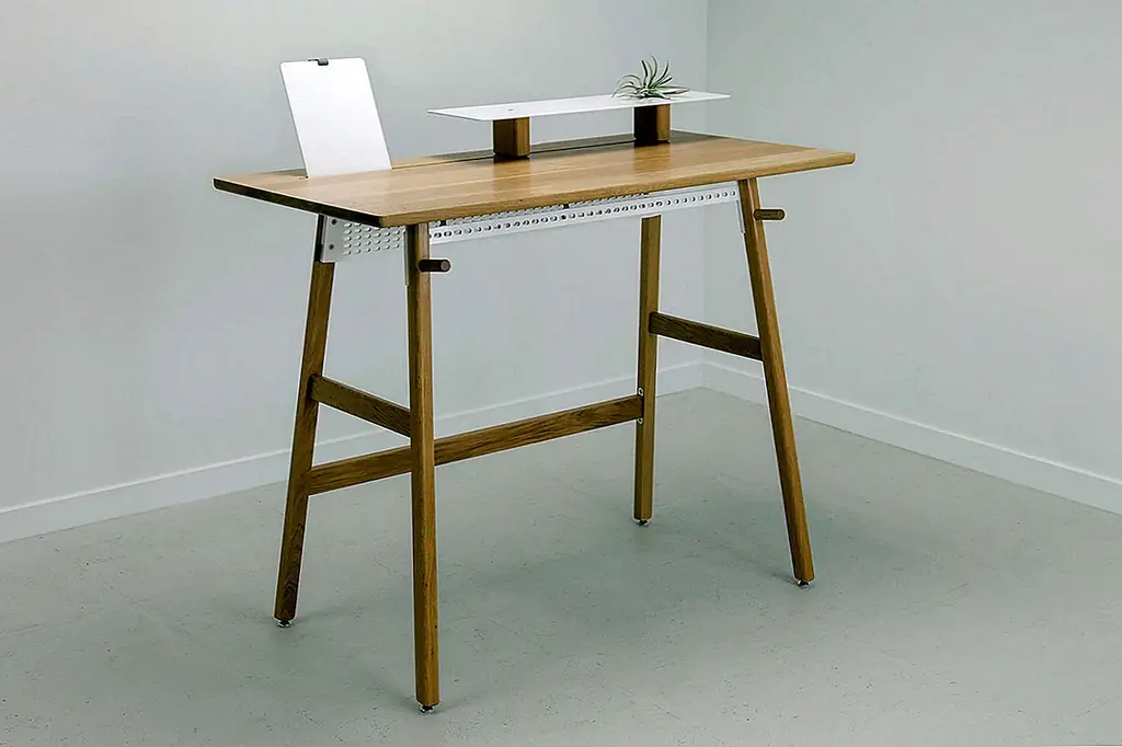 Standing Desk 02 от Artifox - вторая версия уже отличного дизайна. Стол был усовершенствован, чтобы быть еще более минималистичным и красивым, чем предыдущая модель. Вы можете выбрать его для своего рабочего места или для своего домашнего офиса, и вы можете использовать его простой и практичный дизайн, чтобы поддерживать стильный и беспорядочный декор. Там есть встроенная док-станция для ваших смарт-устройств, подвесные крючки для наушников и сетка, которая позволяет вам управлять своими кабелями в стиле.