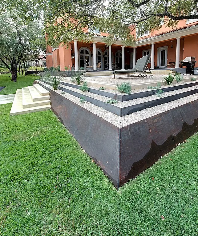 Corten steel развивает свой определяющий ржавый цвет с течением времени, поскольку он подвергается воздействию элементов. Он образует слой ржавчины, который защищает его от дальнейшего повреждения. Таким образом, сталь может выдерживать суровые погодные условия, не испытывая повреждений или не нуждающихся в постоянном техническом обслуживании.