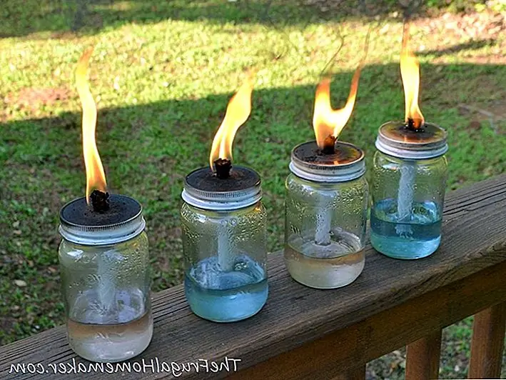 Mason jar tiki torches - очень легкое ремесло, которое можно сделать всего за несколько минут. Вам понадобятся банки с крышками, горелкой и фитилями. Пробейте или просверлите отверстие в крышке, достаточно большое, чтобы фитиль прошел и остался на месте. Крышка должна удерживать фитиль, чтобы отверстие не было слишком большим. Протрите фитиль через крышку, поставьте немного топлива в банку и снова установите крышку. Пусть фитиль впитается в жидкость, а затем осветит его. Вы можете найти более подробную информацию об этом 5-минутном ремесле на thefrugalhomemaker.