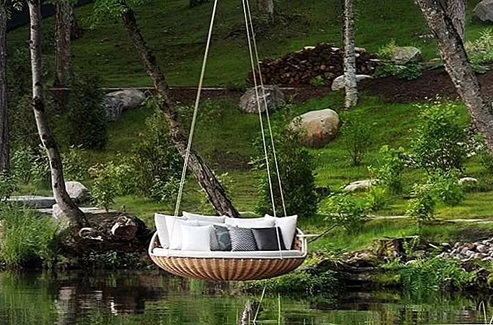 И есть также третий подобный продукт под названием SwingRest. Он имеет дно корзины и идеально подходит для террасы, веранды или сады. Он поставляется с дополнительной защитной крышкой для ткани, предназначенной для обеспечения конфиденциальности и тени без полного отделения пользователей от их окружения.