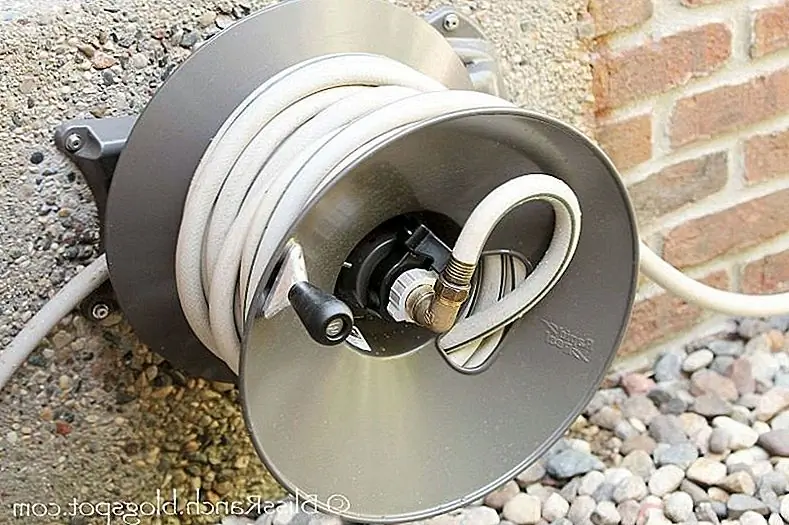 Как насчет чего-то более классического? Eley Rapid Reel имеет прочную и прочную конструкцию, которая позволяет удерживать до 150 футов шланга. Его можно легко установить, и он также прост в использовании. Это определенно возвращает некоторые из очарования традиционных домов и садов.