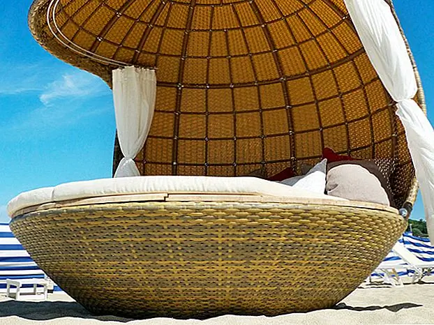 Cocoon Beach - это не просто удобное кресло. Это на самом деле кушетка, идеально подходящая для открытых пространств у бассейна. Он имеет алюминиевый каркас и сплетен с водостойкой соломой и синтетической проволокой. Кусок имеет форму шара и имеет два пенных матраса и два набора штор.