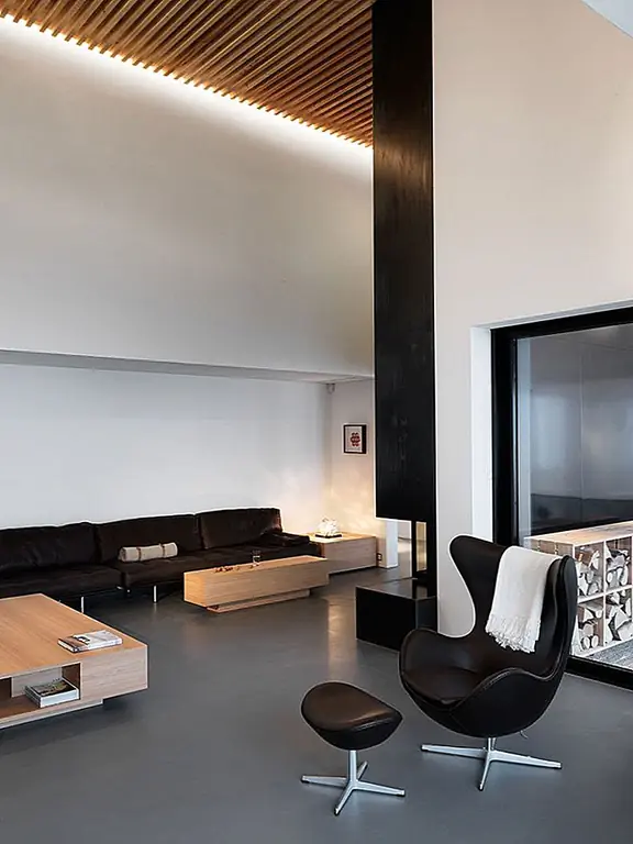 Тот же культовый дуэт был использован Ralph Germann Architectes, чтобы дать этому дому из Швейцарии вечный и изысканный вид без ущерба для комфорта. Тонкие линии и гладкая форма стула для яиц и стула контрастируют с резкой геометрией столов, но в то же время устанавливают связь с модульным диваном.