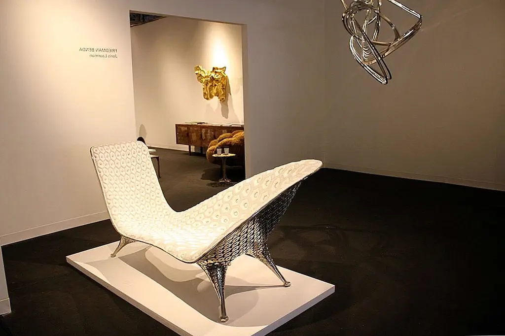 Стулья Chaise Lounge раскрывают их красивые графические проекты