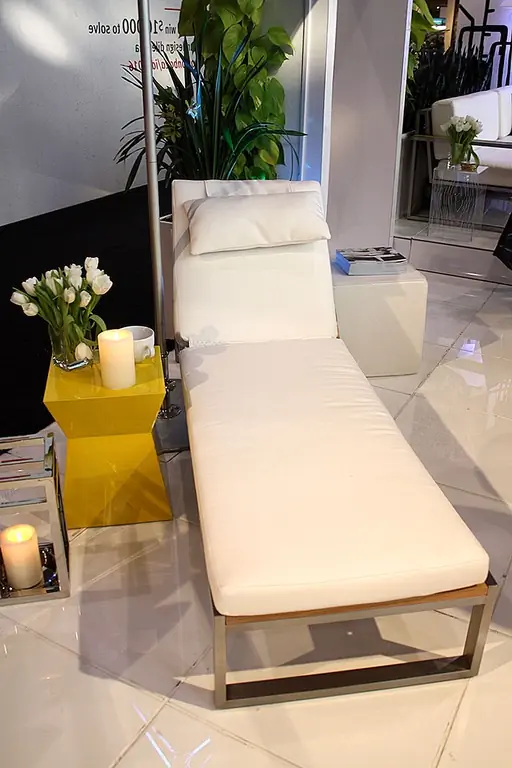Harrison Chaise Lounge имеет один из самых простых и простых в дизайне. Он имеет раму из нержавеющей стали, которая позволяет регулировать спинку под разными углами для повышения комфорта. Этот кусок не предназначен, чтобы выделяться, а скорее сочетаться с современным и повседневным дизайном интерьера.