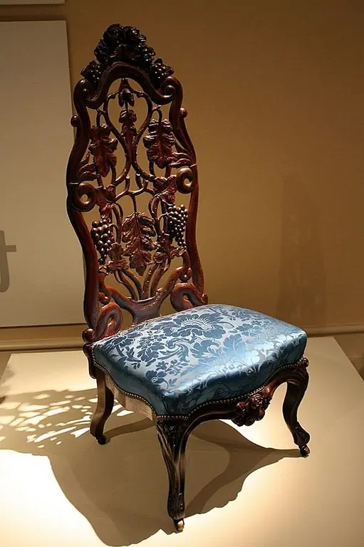 В 1970-х годах Solid Ball Elm Ball Chair от Jon Brooks демонстрирует движение студийной мебели, которое развивалось в 1960-х годах благодаря таким артистам, как замок Венделла, под которым работали Брукс. дизайнер вырезал стул из найденного бревна с помощью бензопилы.