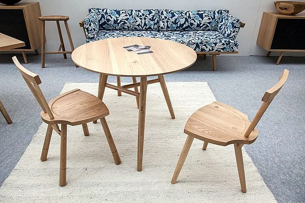 Вдохновленные классическими дизайнами, эти 4 Legged Chairs выделяются благодаря своим изящным сидениям и спинкам, поддерживаемым коническими ногами. Они характеризуются типом простоты, характерной для скандинавской мебели. Они немного винтажные, но с сильным современным внешним видом.