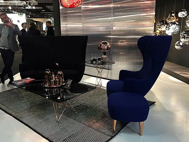 Классический стул Wingback был обновлен в 21 веке и представлен здесь в виде элегантного и сложного акцента с синей обивкой и медной конической ножкой. Коллекция включает в себя модели в различных цветах, а также варианты обеденных стульев и диваны Wingback.