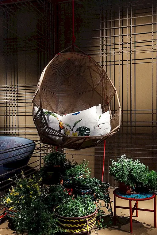 История каждого стула Tropicalia начинается с трубчатой стальной рамы. Затем рамка покрывается цветной нитью, и она начинает складываться. Это красочная трансформация, и конечные продукты привлекательны и удобны. Стул доступен в различных цветах и цветовых сочетаниях: от монохромного и сложного до многоцветного и игривого.