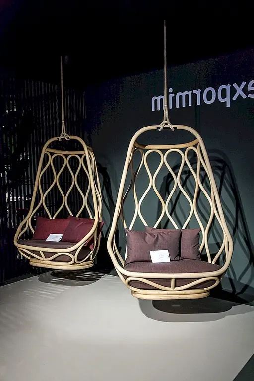 Это современное, немного отличное от 70-х. Это стул Nautica под названием Mut Design. Стул сделан из ротанга, представляя другой способ взглянуть на этот материал. Форма тонкая и скульптурная, вдохновленная волнами моря. Структура удивительно прочная, хотя она выглядит очень легкая.