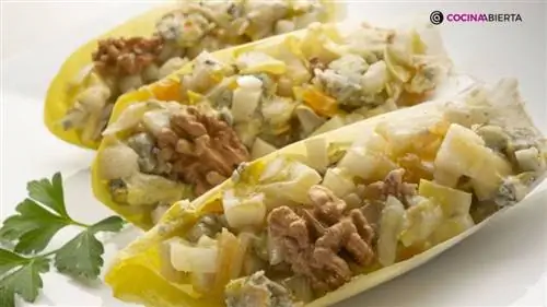 Эндивий с голубым сыром и грецкими орехами от Карлоса Аргиньяно