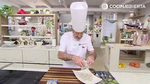 Морской черт с угрями в зеленом соусе