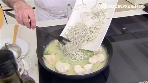 Морской черт с угрями в зеленом соусе