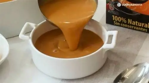 Подача крема из морепродуктов