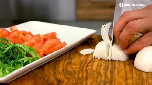 Шаг 7 домашнего шашлыка с соусом из белого йогурта