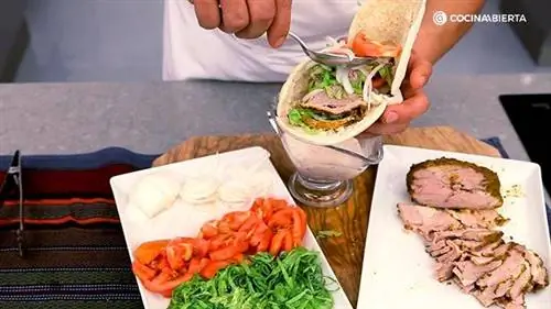 Шаг 8 домашнего шашлыка с соусом из белого йогурта